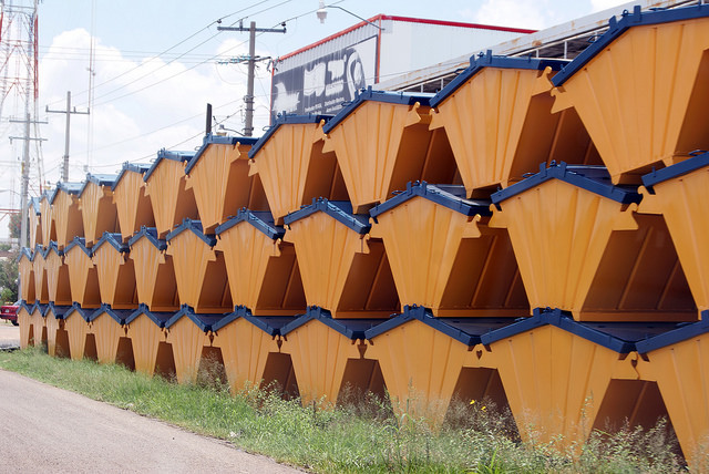 Pide Servicios Públicos no dejar muebles a lado de contenedores