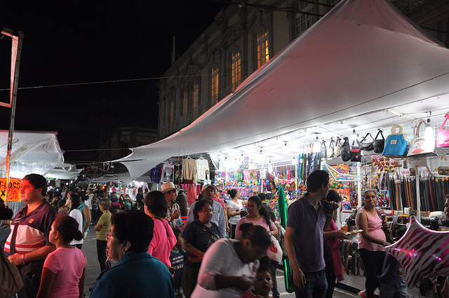Acusan al alcalde de convertir la plaza principal en un tianguis