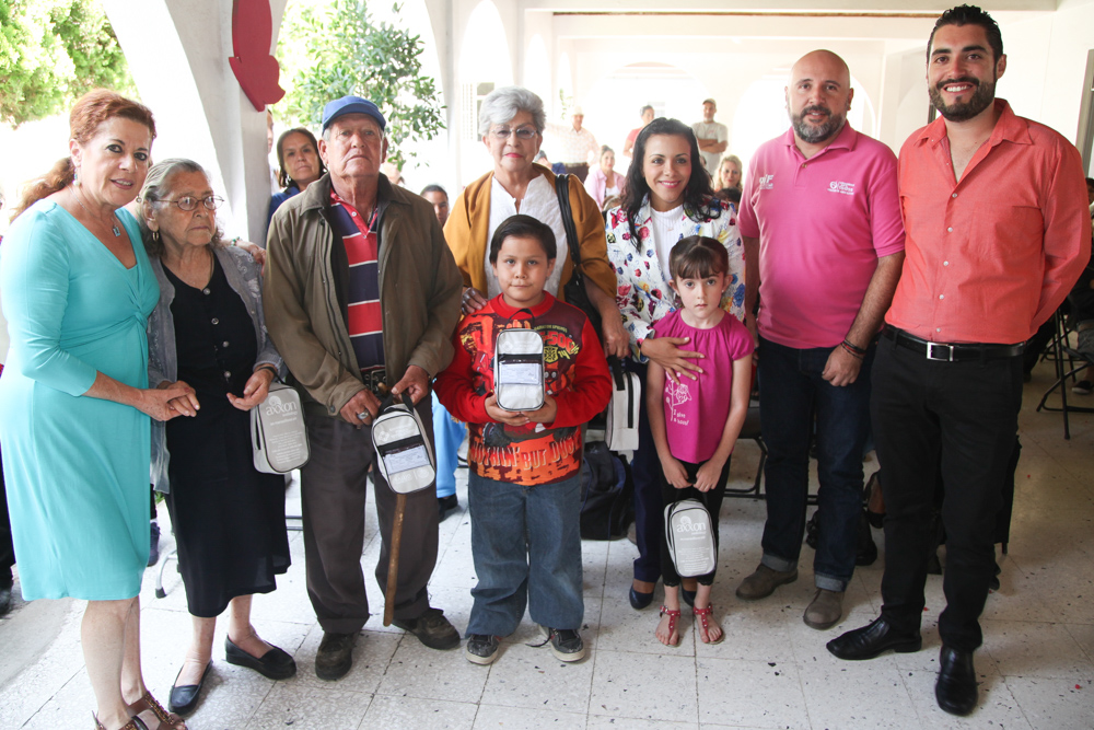 DIF estatal entrega 370 aparatos auditivos