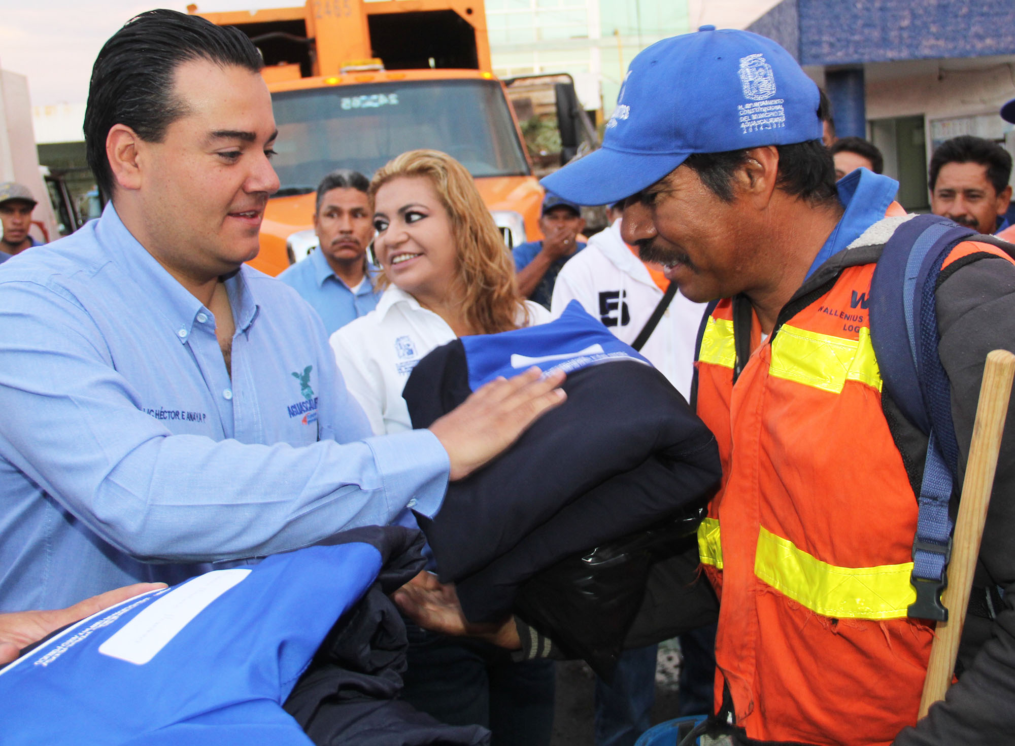 Entregan chamarras al personal de Limpia