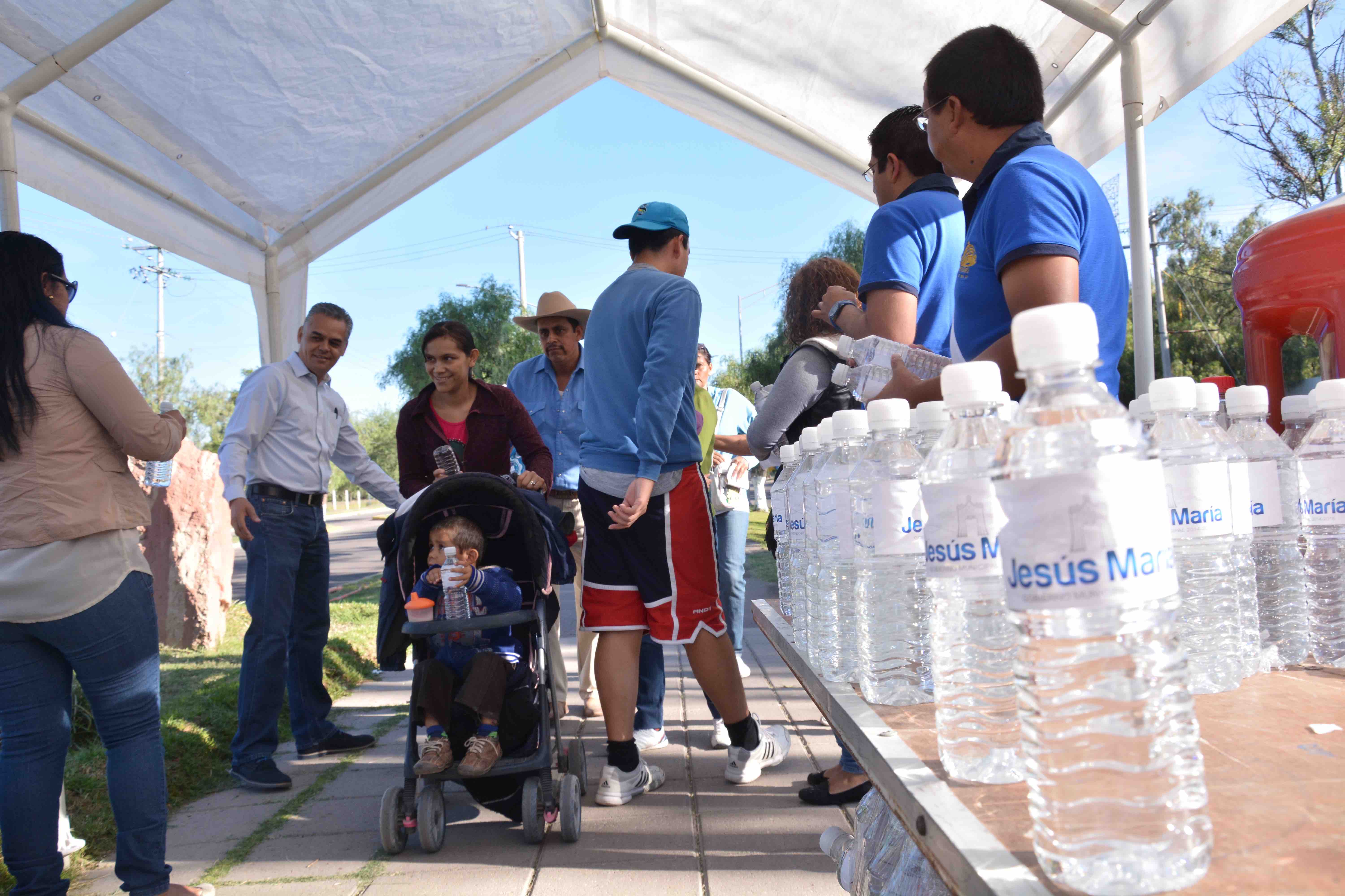 Reparte municipio de Jesús María agua a peregrinos‏