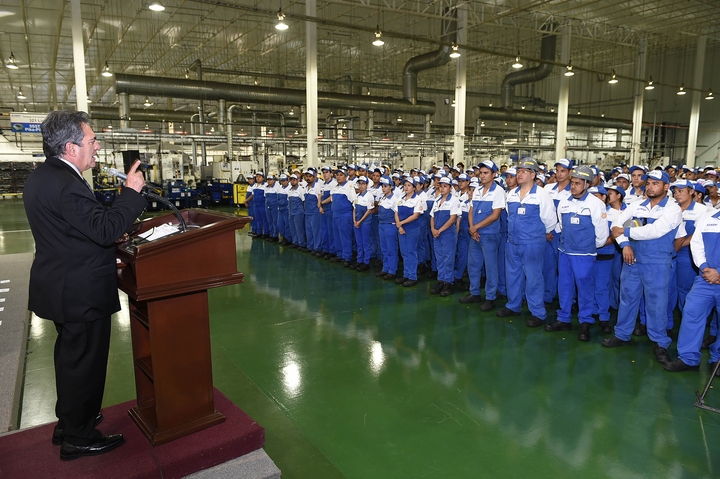 Visita el gobernador la planta de Exedy