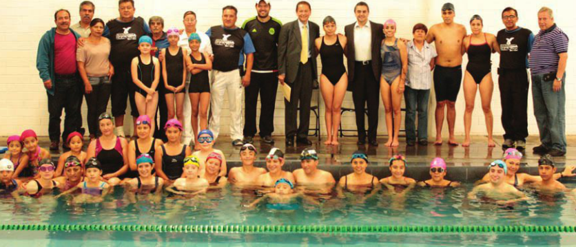 Ofrecen terapia de rehabilitación física en alberca pública a adultos mayores