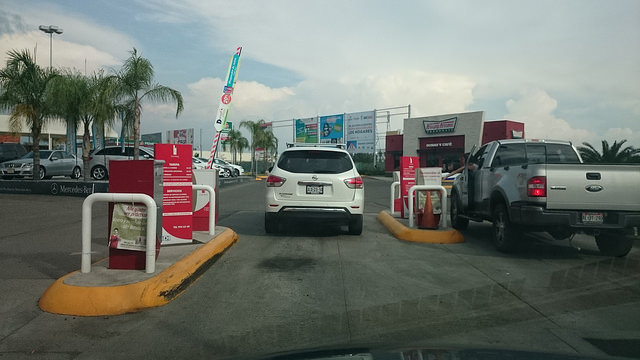 PRI y PRD tramitan eliminar el cobro en estacionamientos de centros comerciales