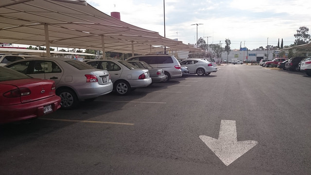 A favor, municipio capital de eliminar cobro en estacionamientos de centros comerciales