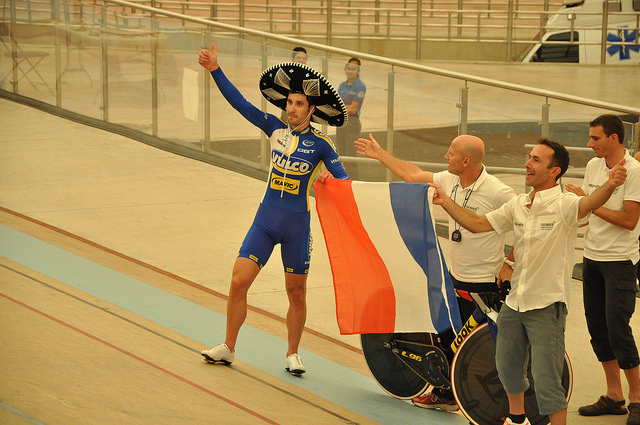 Rompe ciclista francés récord de la hora nacional en el Velódromo Bicentenario