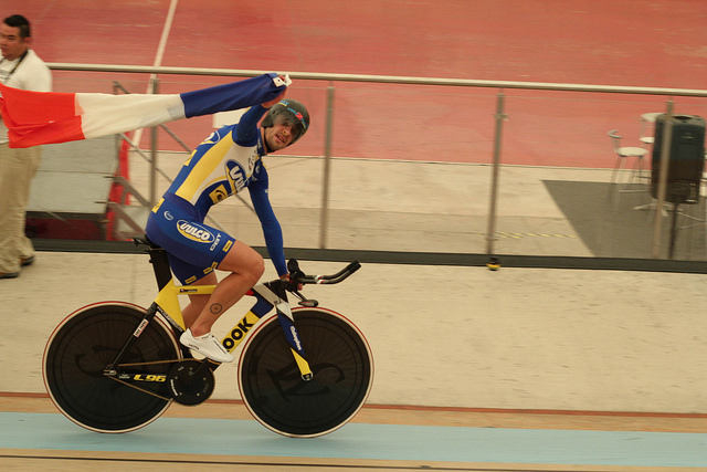 Se queda a 200 metros de romper su propio récord de la hora