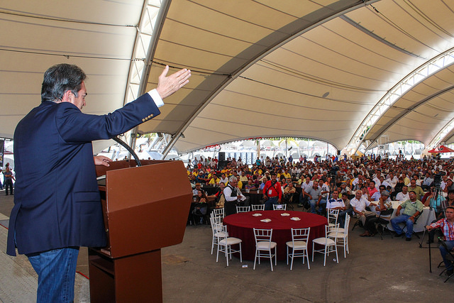 Promete Gobierno del Estado a taxistas repartir concesiones el año entrante