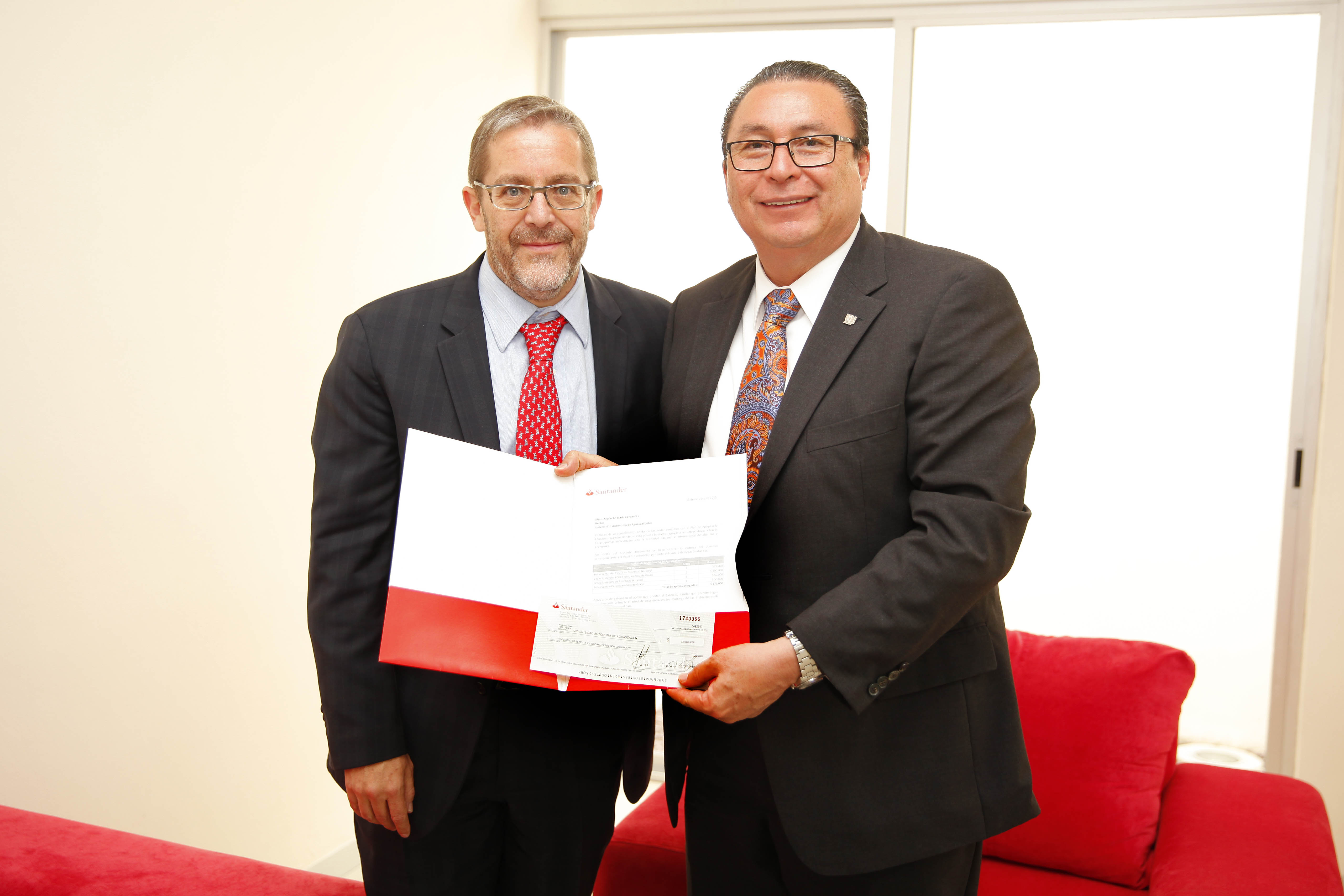 Santander entrega cheque a la UAA para becas de movilidad