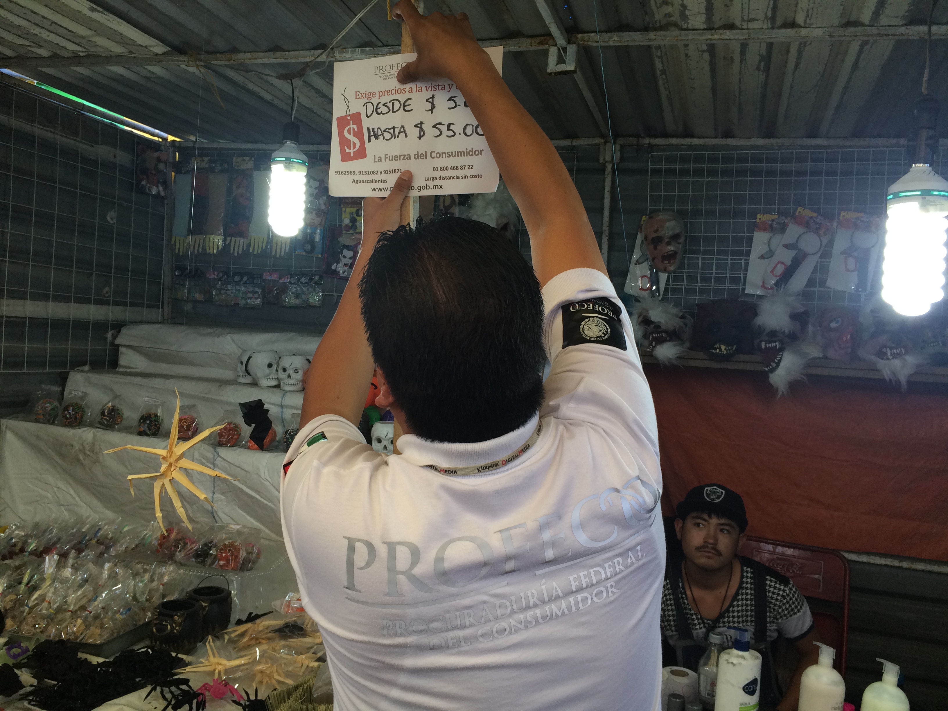 Profeco vigilará comercio informal de Los Muertitos; no puede sancionar