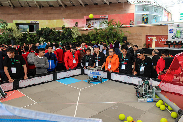 Bachilleres se integran a competencias profesionales con torneo de robótica