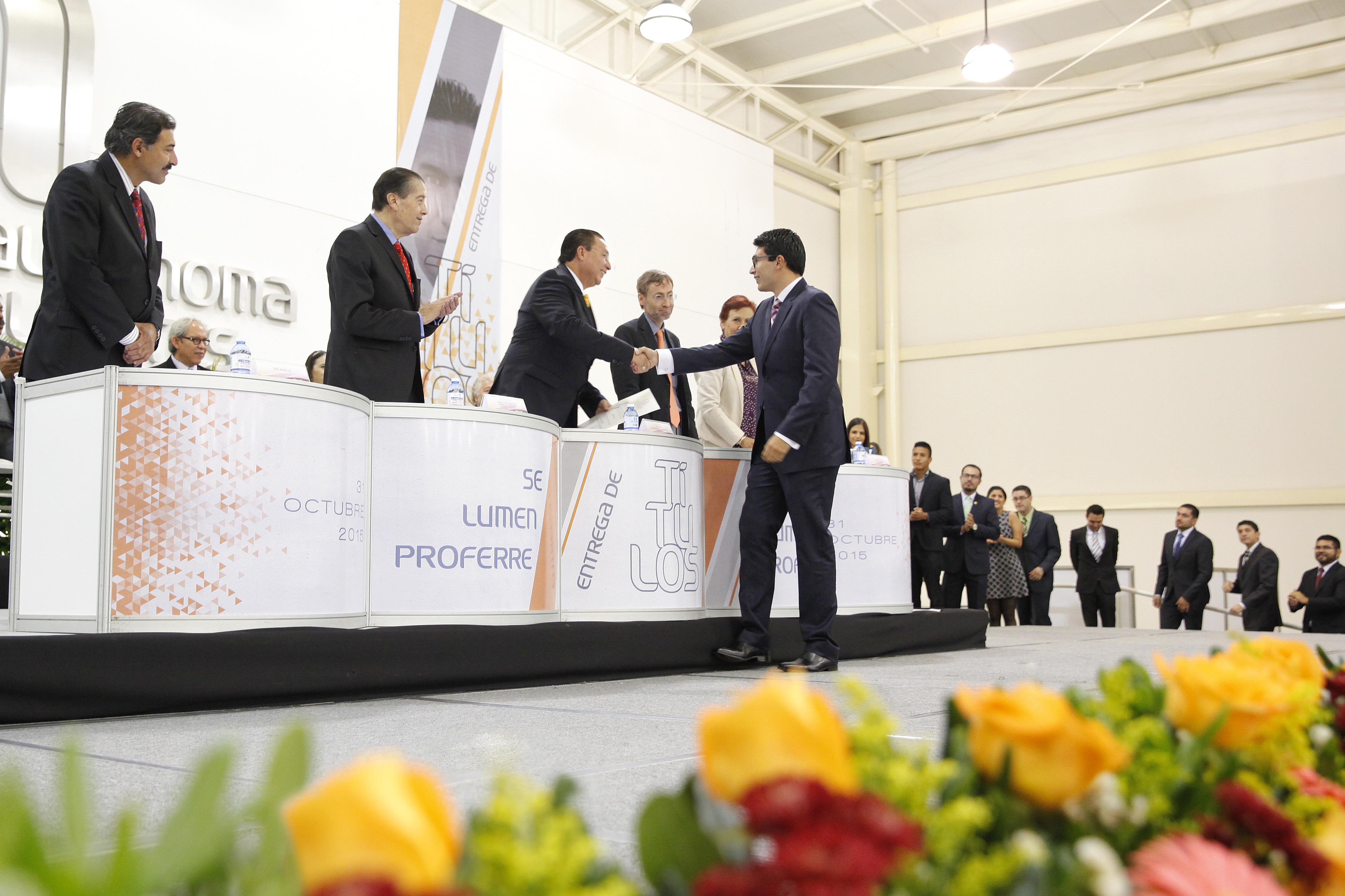 Reciben título de la Universidad Autónoma mil 223 egresados