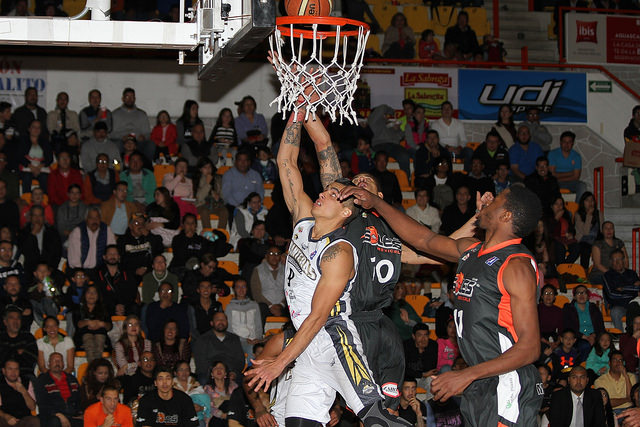 El campeón quema a las Panteras 76-112