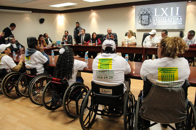 Exigen personas con discapacidad al Congreso un transporte adaptado y oportunidades laborales