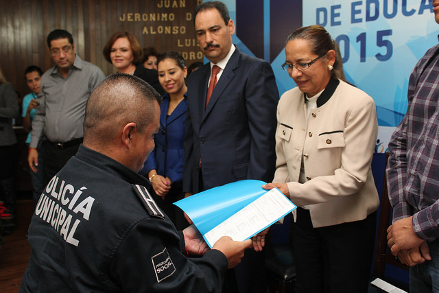 Entregó municipio certificados de educación a más de 80 trabajadores