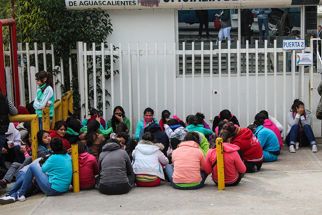 Se manifiestan normalistas en el IEA, exigen audiencia con director