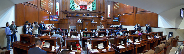 Entre obsequios, murmullos y ruido, cierra el pleno el 2015 con sesión fugaz