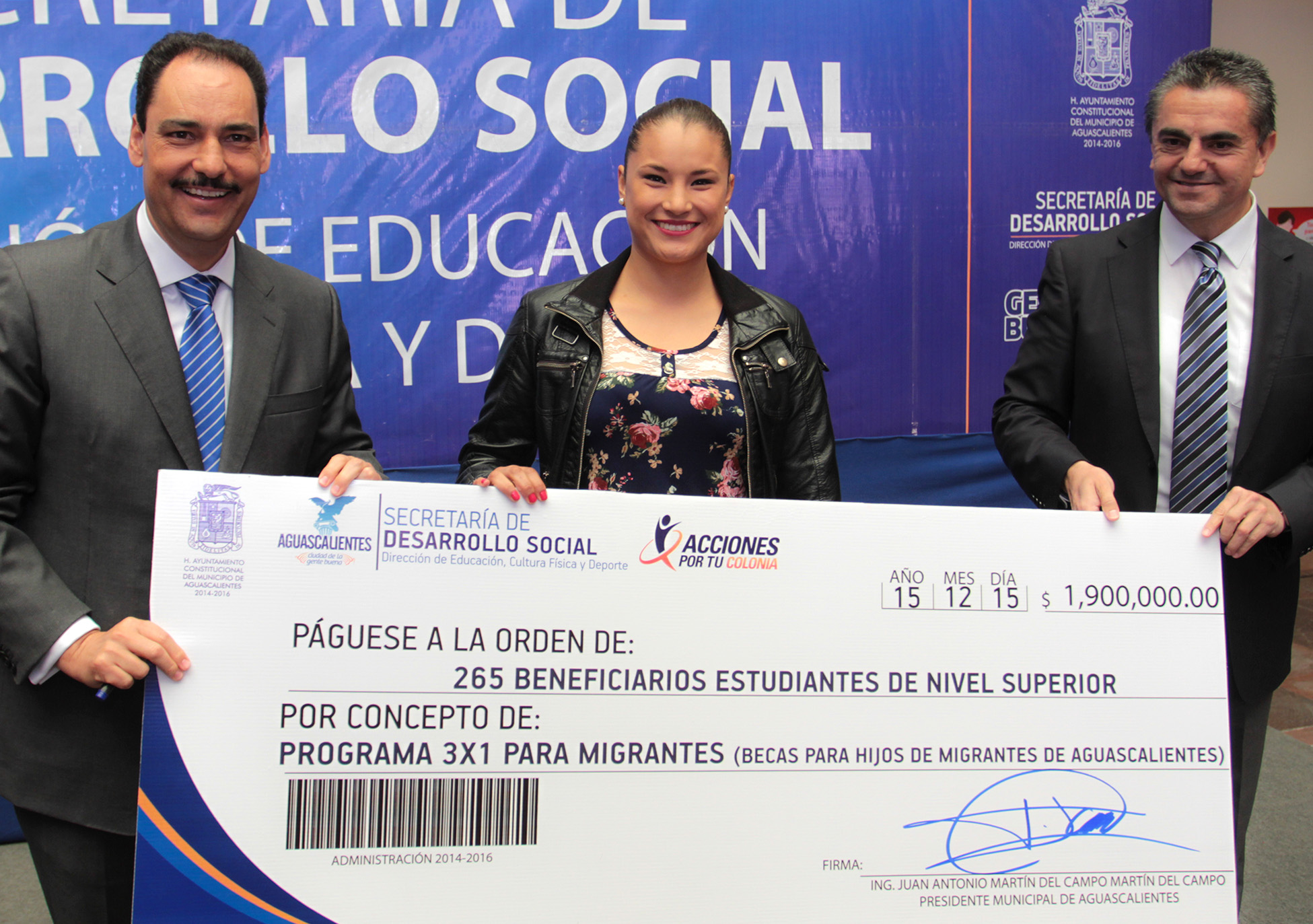 Entregó gobierno capitalino becas de 7 mil pesos a universitarios