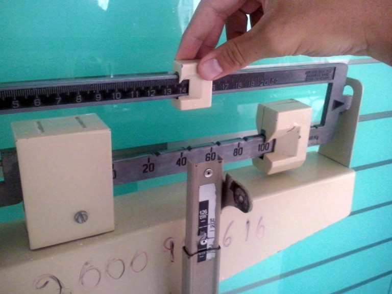 Entregan reconocimiento al ganador del reto Reduce Kilos