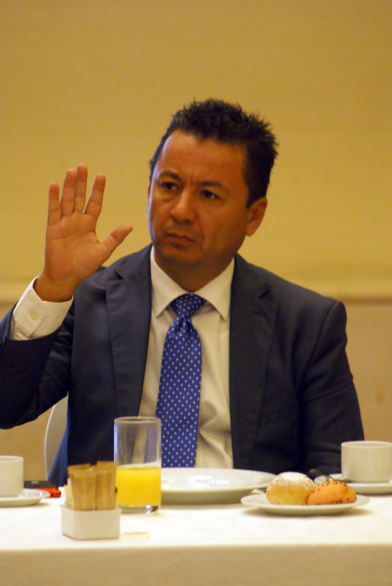 Basta a la dirigencia priista con renuncia mediática de uno de sus aspirantes