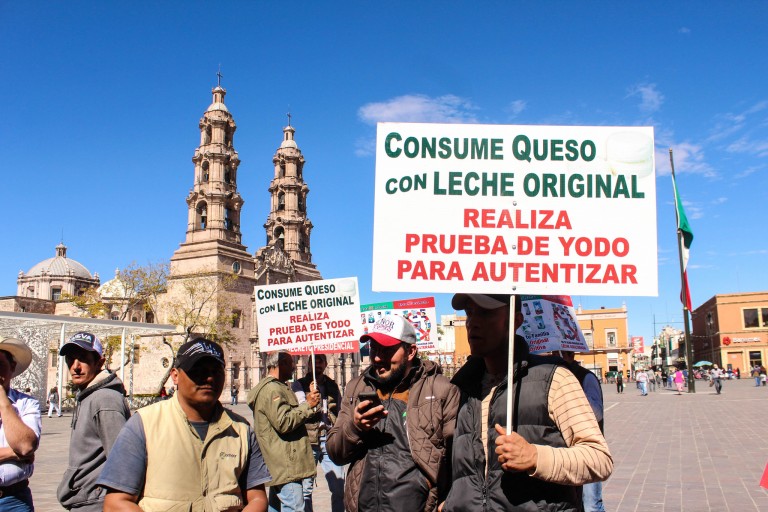 Persisten quejas de lecheros locales