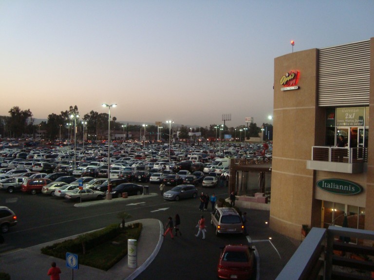 Se elimina parcialmente cobro de estacionamiento en centros comerciales