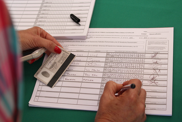 Entregan firmas aspirantes a candidatos independientes