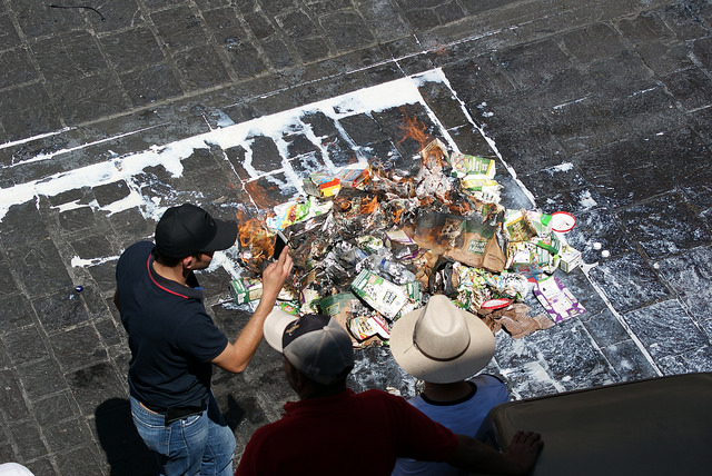 Persisten quejas de lecheros, se vuelven a manifestar