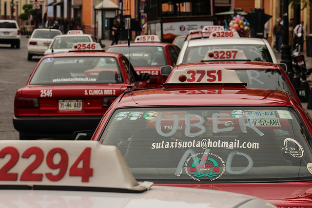Se manifiestan taxistas contra Uber, no quieren que se regularice el transporte