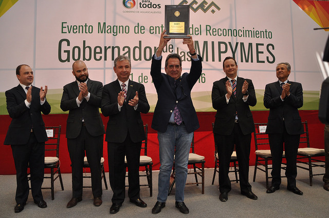 Distingue Consejo Coordinador Empresarial a Carlos Lozano de la Torre