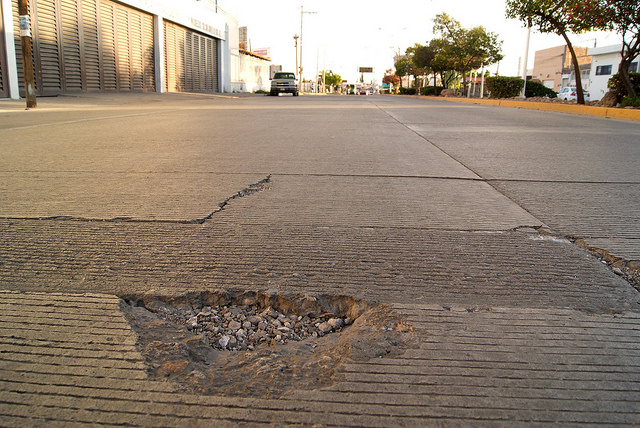 Reconoce Obras Públicas fallas en pavimentaciones donde se invirtieron más de 6 mdp