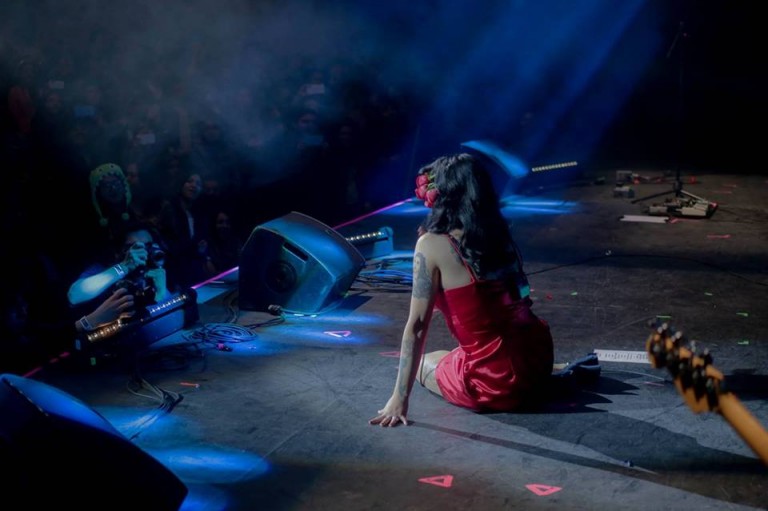 /AUTONOMÍA 140: Mon Laferte / Car Crash Sisters