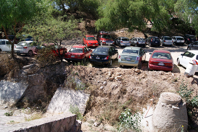 Estacionamientos improvisados de la Isla San Marcos no requieren licencia
