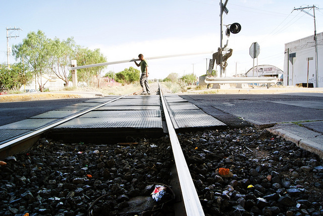 Proyecta SCT semaforizar cruceros del ferrocarril