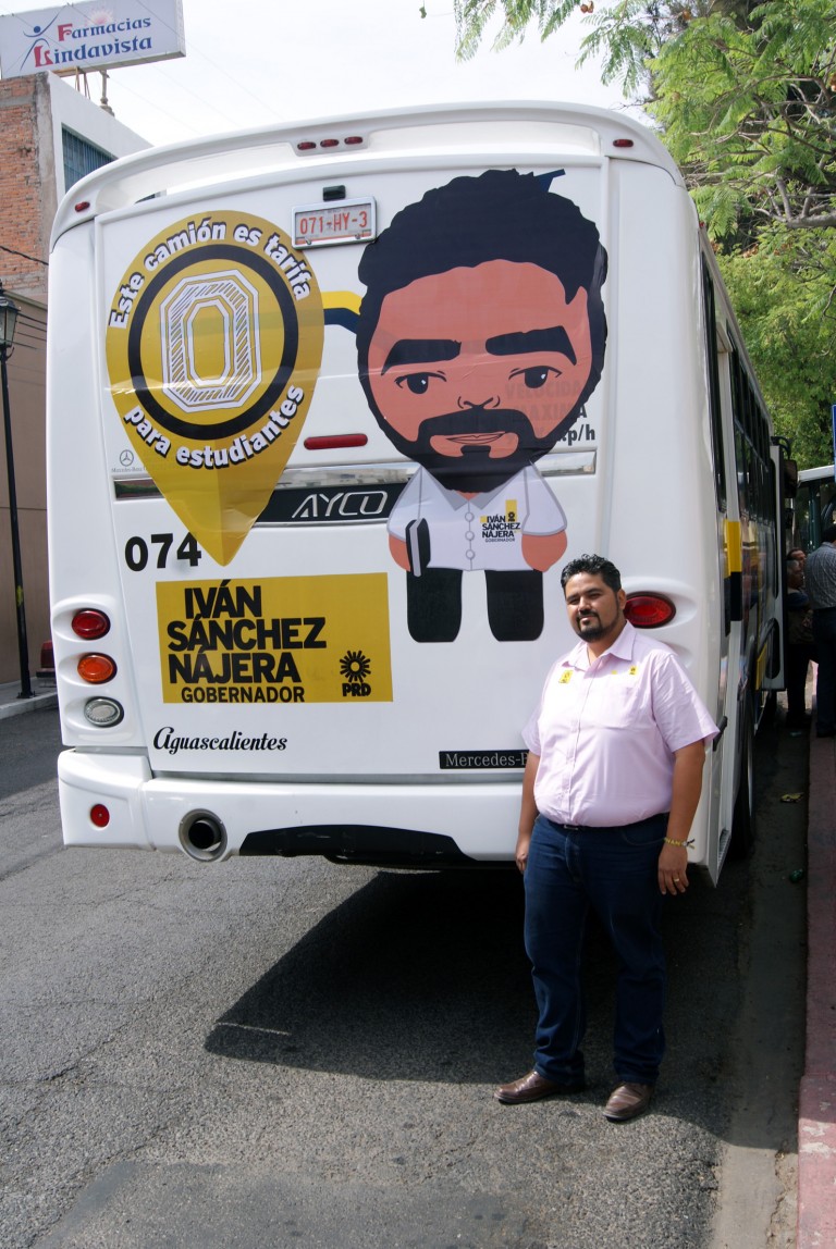 Pone PRD camión tarifa cero a disposición de universitarios