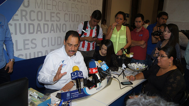 Irrumpen más de cien priistas en el Miércoles Ciudadano