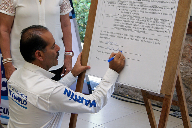 Candidato del PAN firma compromisos con grupos conservadores