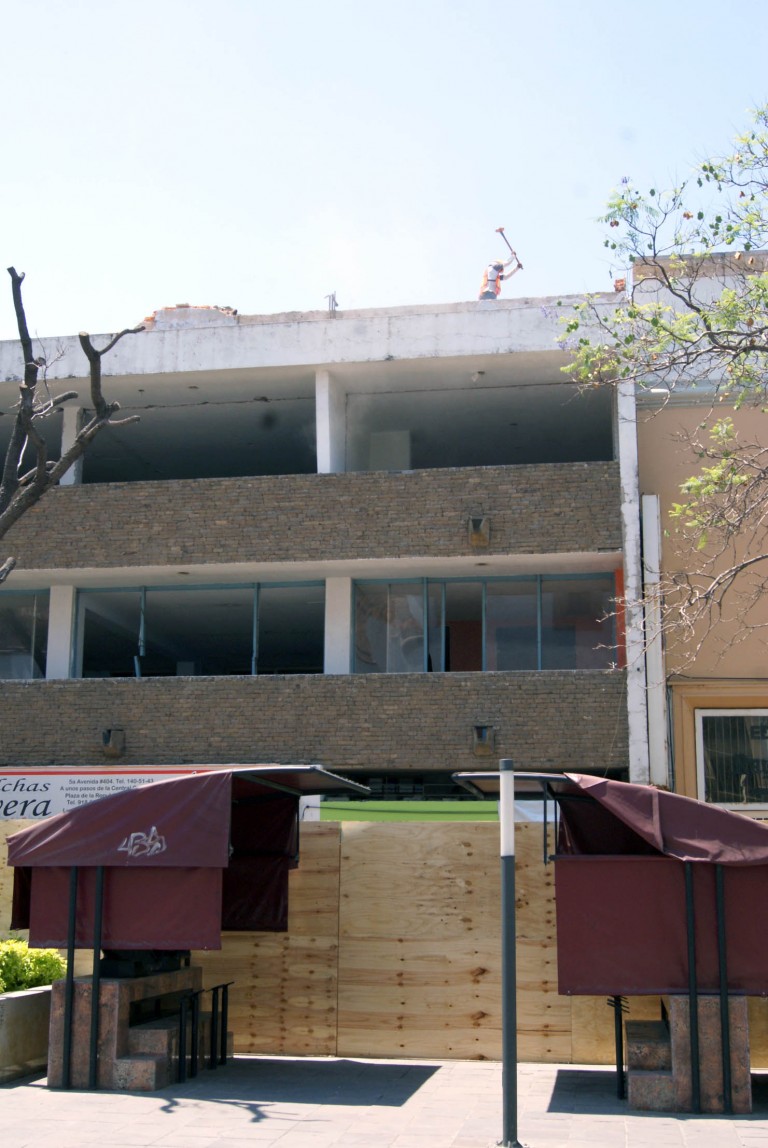 Comenzó la demolición de edificios aledaños al Teatro Morelos