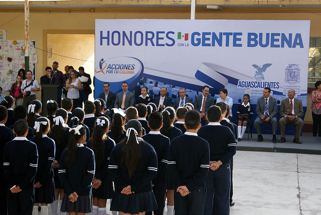 Honores con la Gente Buena en la escuela primaria J. Guadalupe Peralta Gámez