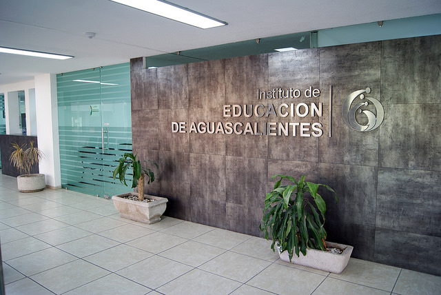 Alertan de condicionamiento de entrega de documentos por cuotas escolares