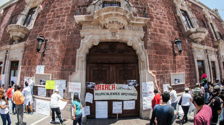 Ante puertas cerradas, se manifiestan médicos y maestros