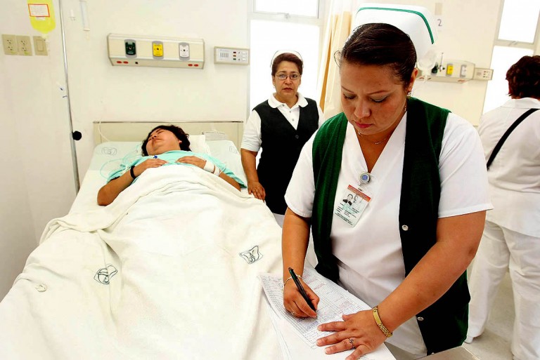 Reconocen a personal directivo, médicos y enfermeras de instituciones hospitalarias