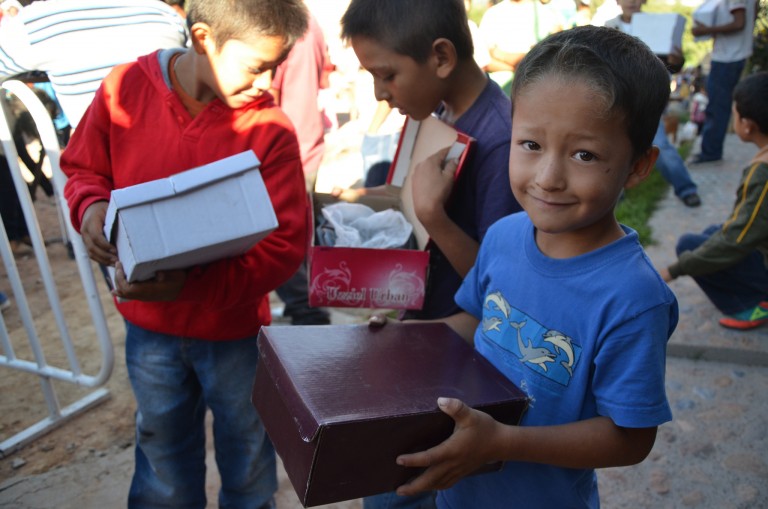 Reparten calzado en El Llano en la gira del Zapatón