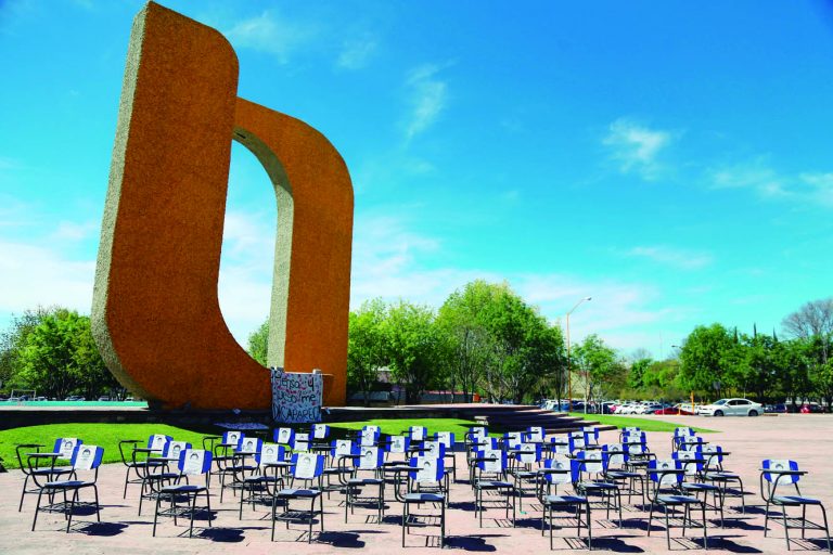 El rector de la UAA no quitará las sillas que conmemoran a los 43 de Ayotzinapa