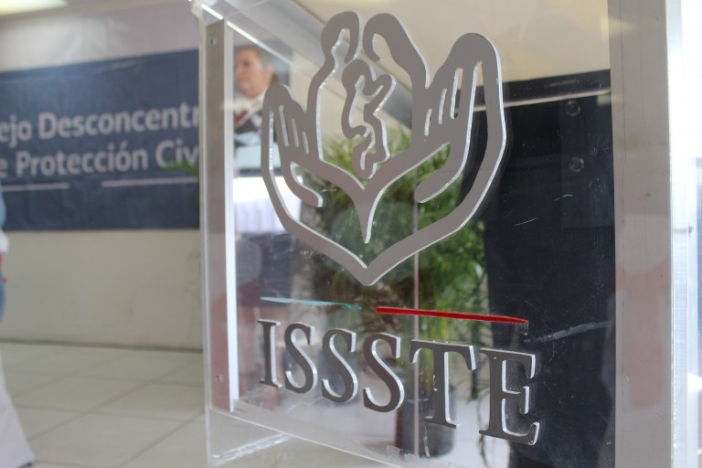 Con semanas de retraso, reparan goteras en edificios del Issste