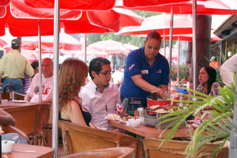 Restaurantes aguascalentenses se quedan sin empleados