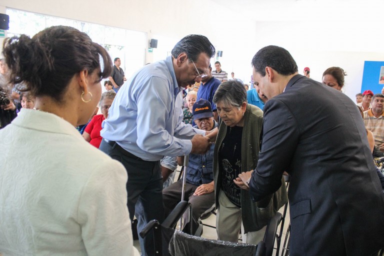Entregan sillas de ruedas a adultos mayores, enfermos y personas con discapacidad