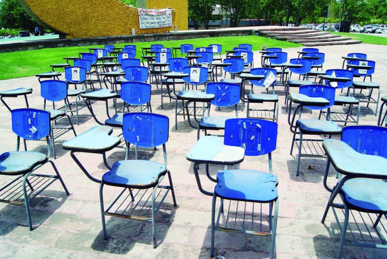 Opiniones encontradas de los alumnos de la UAA sobre la instalación de las 43 sillas