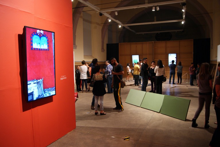 Exhibición El deseo entró por la ventana, pintura con video y escultura