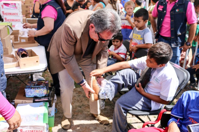 Continúa la entrega del Zapatón en San Francisco de los Romo